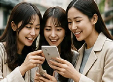 スマートフォンを見る韓国人旅行者