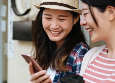 スマートフォンを一緒に見る台湾人旅行者