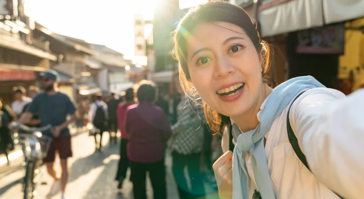 商店街で自撮りする旅行者